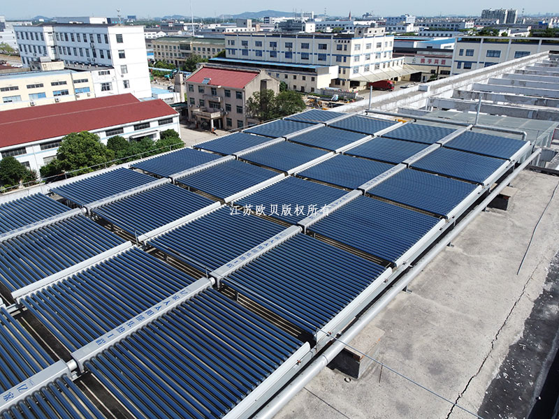 太陽能加電鍋爐結合的工業節能系統：互補預熱熱能供應
