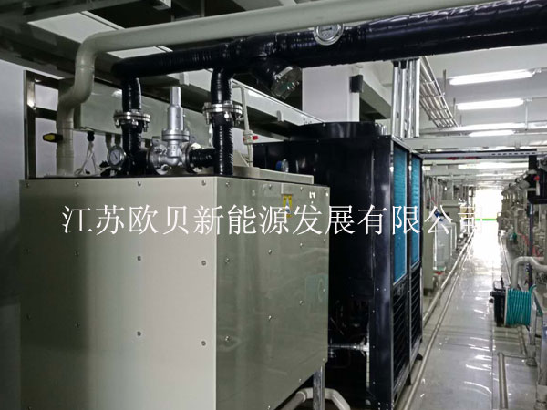 電鍍恒溫?zé)岜?/></p><p>億家人自主設(shè)計(jì)生產(chǎn)的電鍍熱泵是一種高效節(jié)能的加熱恒溫設(shè)備，它的<a href=